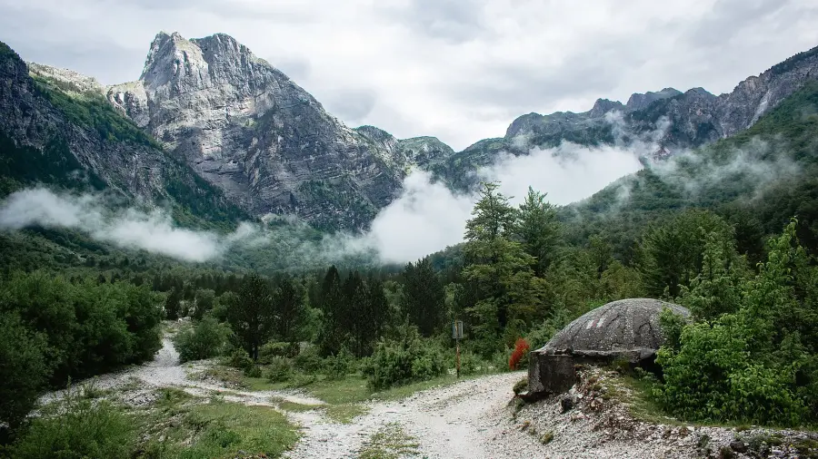 Bunker dans la brume, parc national de Theth