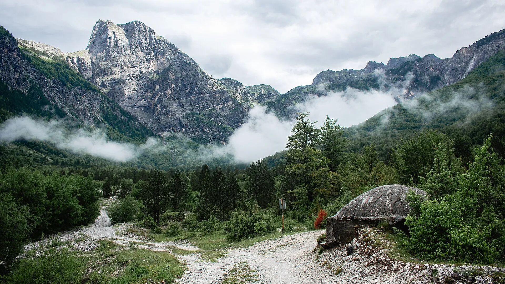 Sentier dans les montagnes brumeuses du parc national de Theth